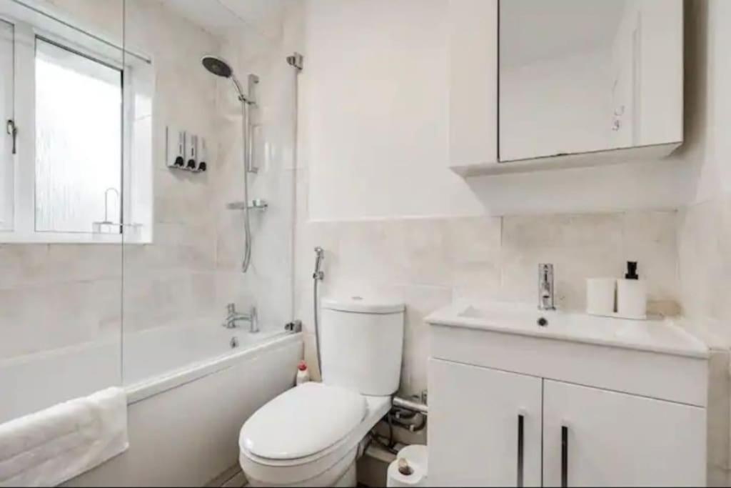 Newly Renovated House Near Trafford Centre Villa Manchester Exterior photo