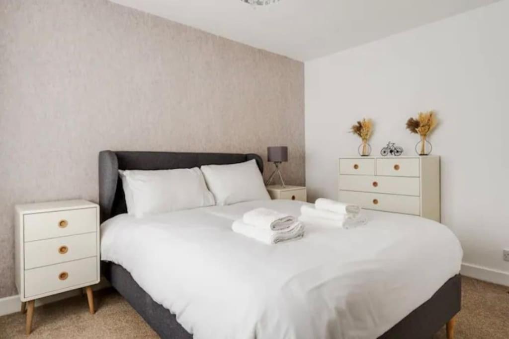 Newly Renovated House Near Trafford Centre Villa Manchester Exterior photo
