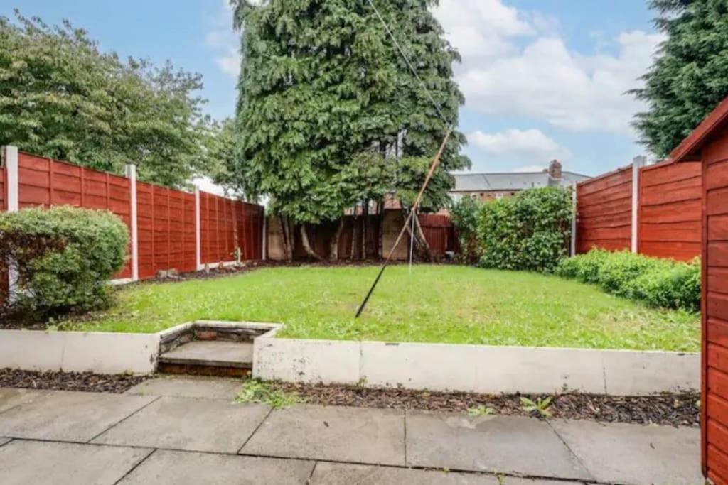 Newly Renovated House Near Trafford Centre Villa Manchester Exterior photo