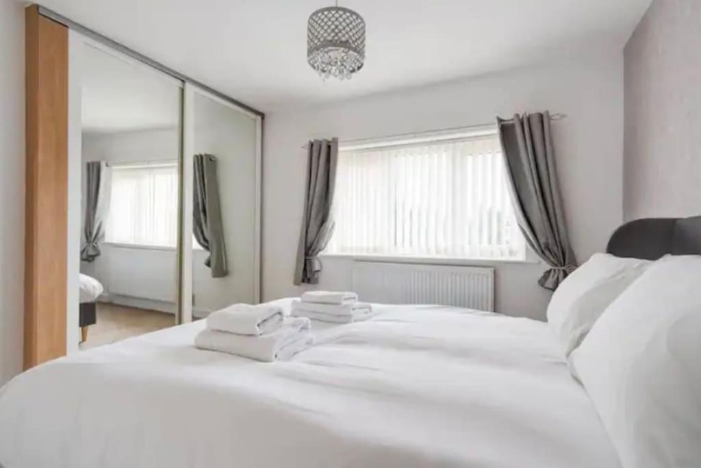 Newly Renovated House Near Trafford Centre Villa Manchester Exterior photo