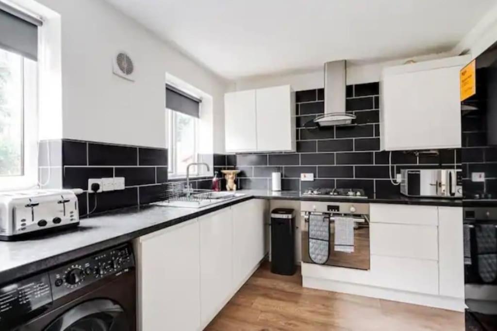 Newly Renovated House Near Trafford Centre Villa Manchester Exterior photo